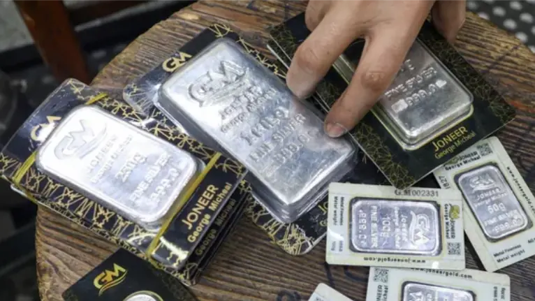 Giá bạc lần đầu tiên vượt mốc 80 USD/ounce